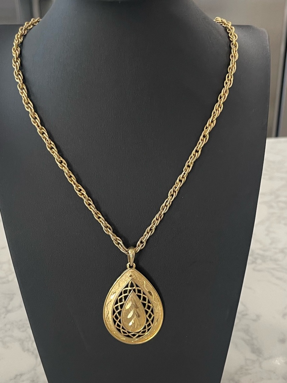 Elegant Gold Teardrop Filigree Necklace - Women Jewelry